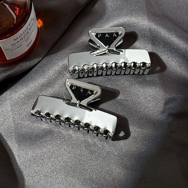 Designer New Metal Shark Triangolo classico Lettere nere Fermaglio per capelli Donna Regalo di alta qualità Gioielli per capelli Copricapo stile vintage