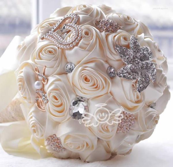 Düğün Çiçekleri 2023 Zarif Stokta Özelleştirilmiş Çarpıcı Beyaz Nedime Gelin Buketleri Yapay Gül Buket