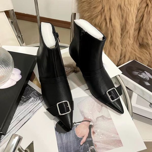 2023 outono/inverno novo apontou salto curto botas de design de moda fivela de cinto de couro splice alta classe estilo celebridade