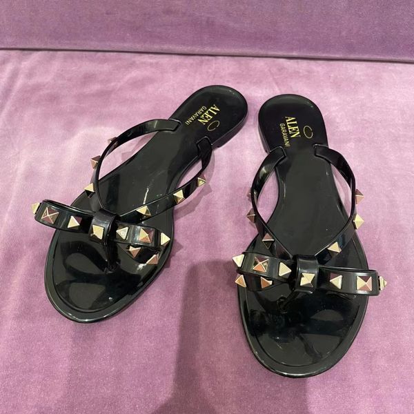 2023 Frau Designer Slipper Flache Jelly Stud Niete Tanga Gummi Sommer Pool Sandale Gummi Sandalen Strand Mann Schuh Schneller Versand Staubbeutel mit Box