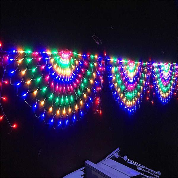 Светодиодные струны Party 3 * 0,5M 414 LED Peacock Christmas LED Net Mesh Fairy String Light 8 режимов Открытый свет гирлянды для штор для свадебного праздничного декора HKD230919