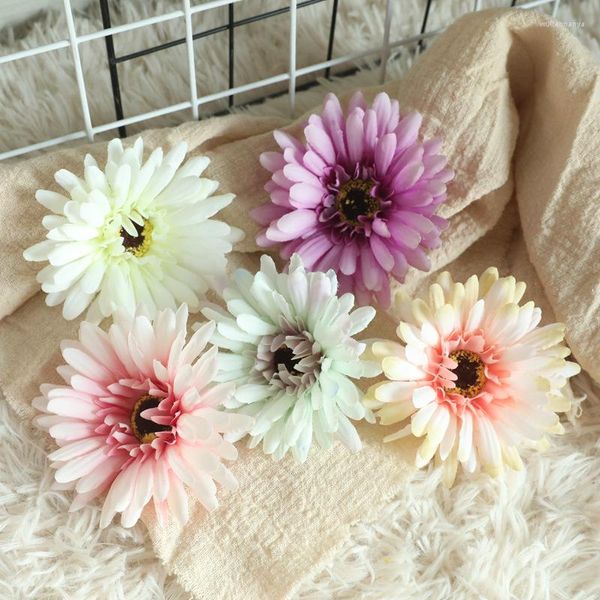 Dekoratif Çiçekler 100 PCS/LOT yapay Gerbera Daisy İpek Kafaları DIY Düğün Partisi Ev Dekor Zanaat Malzemeleri 9cm