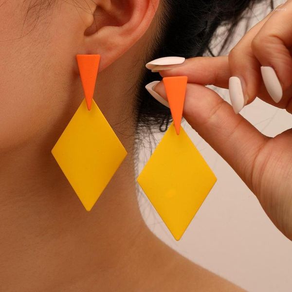 Orecchini pendenti Ciondolo quadrato dipinto a spruzzo giallo alla moda per le donne Commercio all'ingrosso di gioielli geometrici dal design creativo