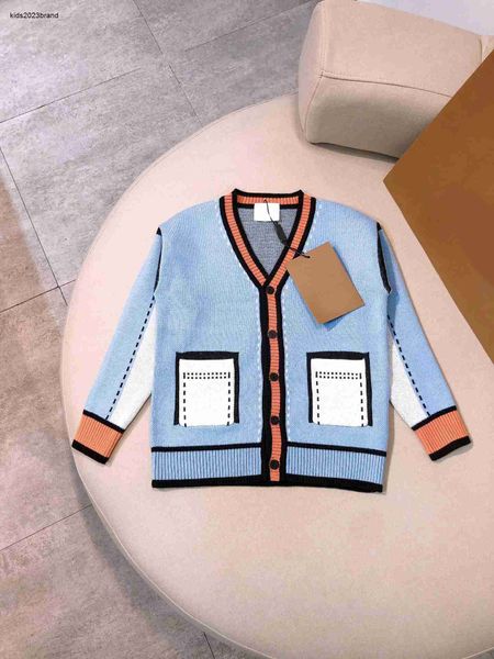 Baby Spring Clothes Fashion Fake Pocket Decoration Kinder V-Ausschnitt Strickjacke Größe 90-140 cm gestricheltes Design Strickpullover für Girl Boy Sep15