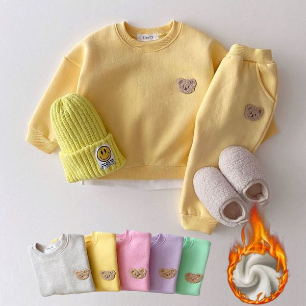 Conjuntos de roupas bebê urso bordado velo pulôver conjunto moletom tops harem jogger calças ternos 2pcs meninas meninos roupas forradas 230919