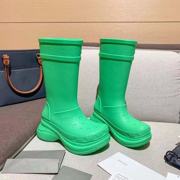 Botas de desenhista Homens Mulheres Moda Botas de Salto Chuva Borracha Inverno Rainboots Plataforma Ankle Slip-On Metade Rosa Preto Verde Focalista Botas de Luxo Ao Ar Livre