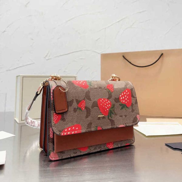 Trendige COABAG Erdbeer-Luxus-Designer-Tasche mit C-Aufdruck, Leder-Umhängetaschen, Damen-Mode-Geldbörse, quadratische Umhängetasche, Ketten-Geldbörse, Handtaschen mit Metallschild, Clutch-Geldbörse