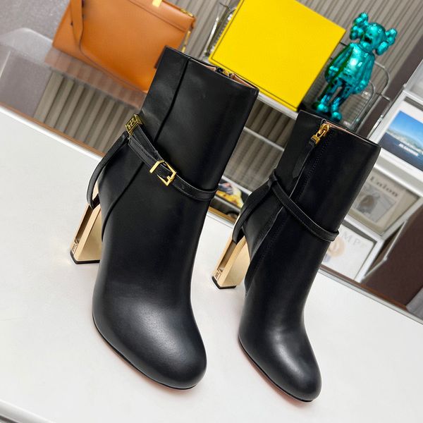 Hochwertige schwarze Stiefeletten aus echtem Leder mit hohen Absätzen für Damen, Designer-Stiefel mit Blockabsatz und Schnallenverzierung, Ausschnittdetails und goldfarbenen Schuhen mit seitlichem Reißverschluss aus Metall