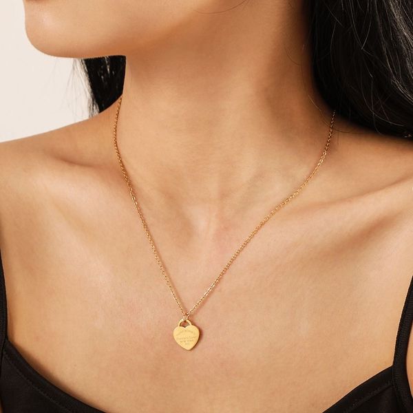 Collana di lusso di moda Ti Ciondolo clavicola da donna Oro pesca cuore Acciaio al titanio Gioielli di design Stile lettera Spedizione gratuita