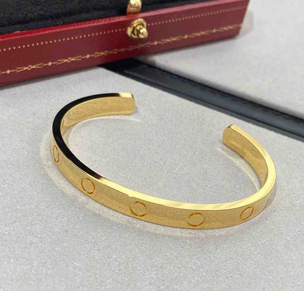 Materiale in oro 2023 V. Bracciale rigido aperto con ciondolo di qualità di lusso con design rotondo placcato in tre colori con scatola per timbri PS4499A