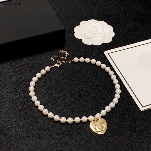 23ss designer colar de pérolas brancas para mulheres moda jóias ouro em forma de coração pingente frisado colares incluindo caixa de marca casal presente