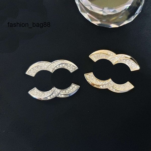 Spille di design all'ingrosso Spille Cuore Lettere corrette Spille di lettere famose di moda Spille di perle di cristallo Accessori di gioielli con strass di lusso