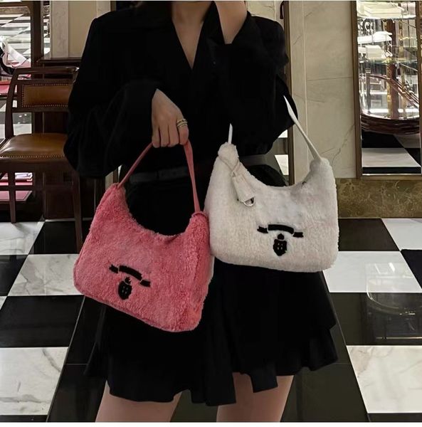 Furry Tote Designer Under Emfil Havlu Debriyaj Çanta Kadınlar Zincir Omuz Torbası Kapitone Edition2000 Yün Kumaş Hobo Alt Under Embor Polar Çanta 22CMX12cm