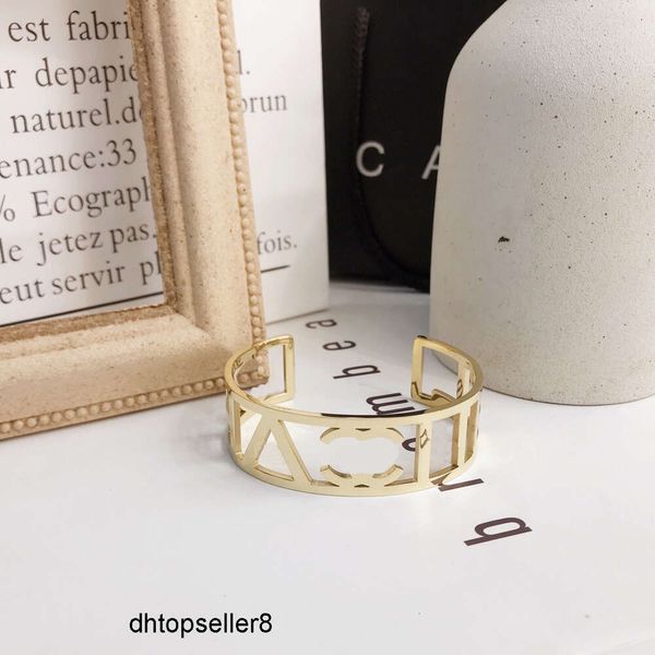 top Bracciale rigido di design di lusso Bracciale con lettera di marca Ciondolo con lettera di marca Placcato in oro 18 carati Rivestimento in oro rosa Design alla moda Popolare timbro in rilievo Lettere di marca Accessoricatego