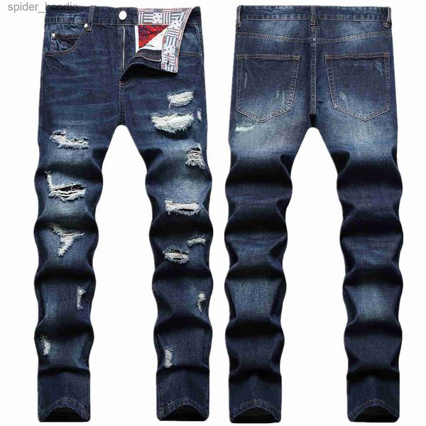 Jeans da uomo Graffi da uomo di alta qualità Jeans mendicante slim fit Luce di lusso con foro strappato Decorazione jeans punk Jeans da strada sexy alla moda; L230921