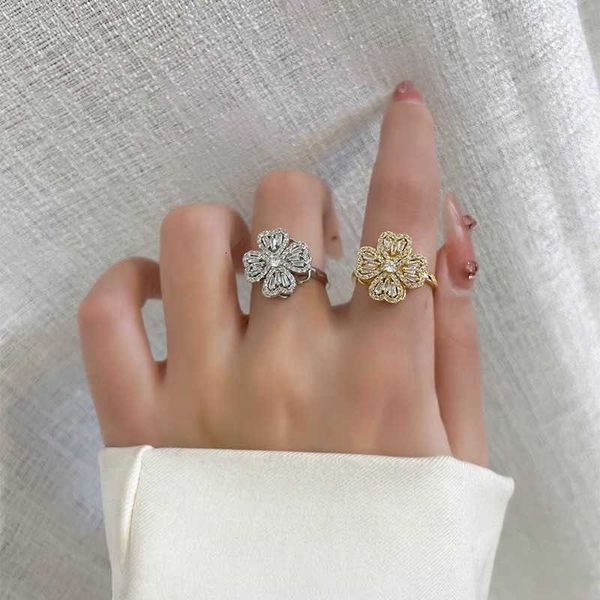 Anello di design quadrifoglio quadrifoglio gioielli di lusso Anello trifoglio rotante femminile in stile amore diamante intarsiato oro leggero anello aperto di lusso San Valentino Regalo di gioielli