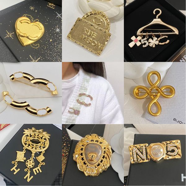 Mujeres de lujo Diseñador Marca Carta Broches Cobre 18K Chapado en oro Cristal Rhinestone Joyería Broche Charm Pin Hombres Mujeres Boda Fiesta Accesorios de vestir