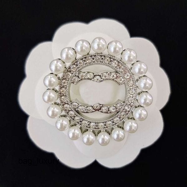 Pins BrochesLetter Pearl Pins Broches Luxo Designer Moda Pérola Mens K8K Banhado A Ouro Mulheres Marca Dupla Letra Pingente Broche Suéter Terno Jóias Acce