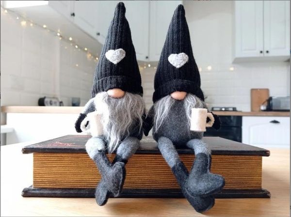 Independent Station Grenzüberschreitende gestrickte gesichtslose Puppe mit hängenden Beinen, handgeschliffener Kaffee, Weihnachtsdekoration, Heim- und Alltagsdekoration