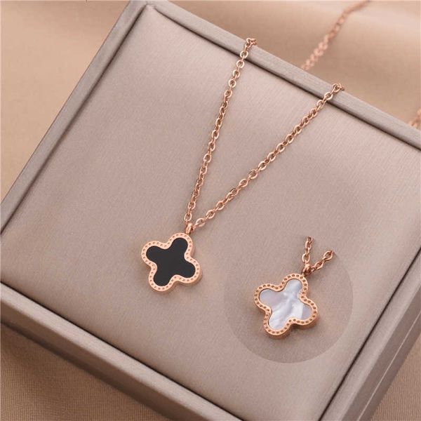 Collana di design quadrifoglio quadrifoglio gioielli di lusso per donna versione coreana semplice e versatile Accessori per collana in acciaio al titanio in oro rosa 18 carati Regalo di gioielli