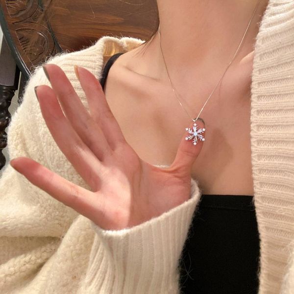 Collane con ciondolo Collana girevole con fiocco di neve per le donne Regali di gioielli natalizi con strass romantici di lusso con neve scintillante