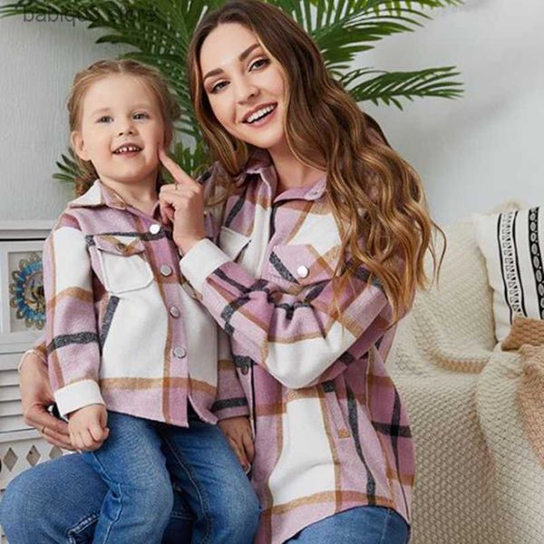 Abiti coordinati per la famiglia 2023 Autunno mamma e figlia Abiti coordinati Camicia in pile Cappotto scozzese Caldo Mamma e io Vestiti Tasca Capispalla Giacca look familiare T230921