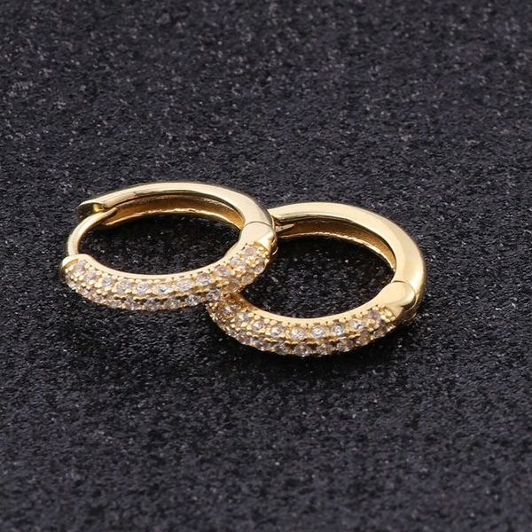 Orecchini a cerchio Huggie Moissanite placcati oro Redors con diamante Moissanite taglio brillante rotondo