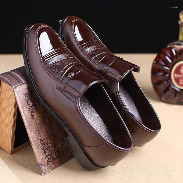 Sapatos de vestido na primavera negócios masculinos couro formal respirável casual escritório trabalho moda versátil deslizamento de um pé