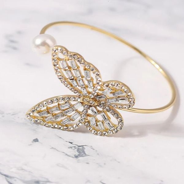 Bracciale rigido color oro con perle a forma di farfalla, in lega di zinco, stile moda e lusso per donna, regolabile per feste di nozze alla moda 230922