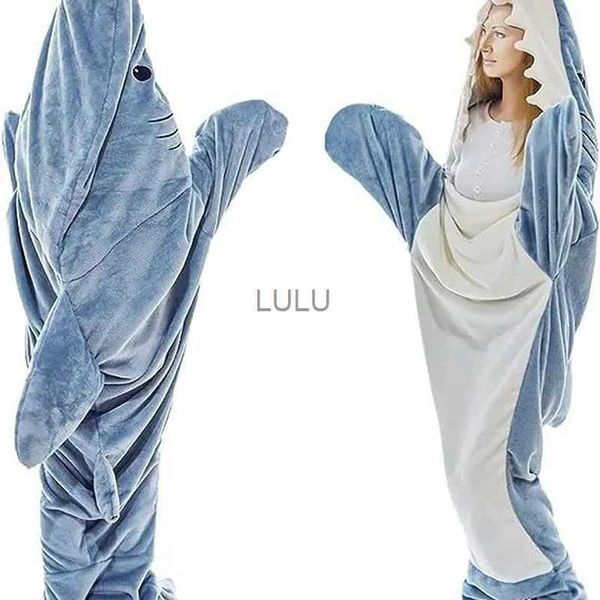 Coperte Cartoon Shark Sacco a pelo Pigiama Morbida flanella Coperta di squalo Felpa con cappuccio Sacco a pelo Pigiama Aria condizionata di alta qualità Scialle HKD230922