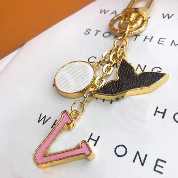 Portachiavi di design di lusso Moda classica marca fibbia chiave lettera design portachiavi in oro fatti a mano ciondolo per borsa da donna per uomo regalo di alta qualità QQ