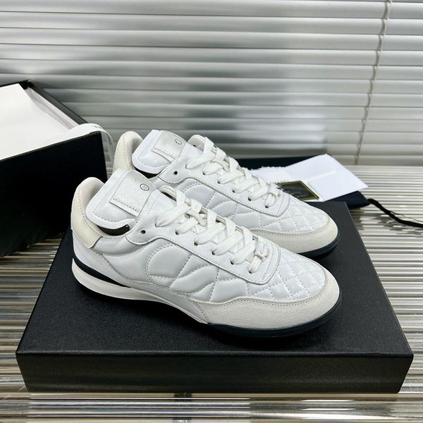 2023 Le ultime scarpe casual bianche da donna in pelle di pecora scarpe sportive a quadri con diamanti piccole scarpe da tennis punte per unghie