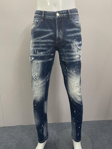 Herren Jeans 2023 Frühlings-/Sommermodwasser -Wäsche Abgenutzte Loch Patch Druckfarbe Speckle Blue Small Foot Männer