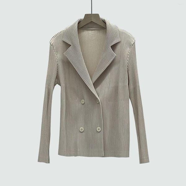 Damenanzüge Miyake Plissee Premium Feeling Pendlerblazer Herbst Winter Design Revers Beige Oberbekleidung Schößchen Kurzes Oberteil Jacke Damen