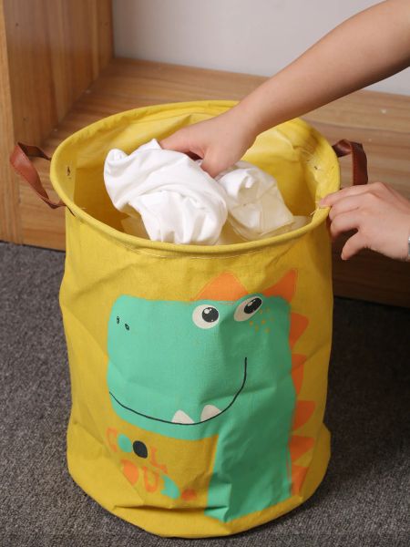 Um cesto de roupa suja dobrável para bebês dinossauros