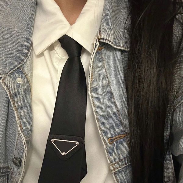 Solid gefärbt mit Metalldreieckszeichen Designer Männer modische Lederbögen für Teenager mit Brief mit Schriftzeichen schwarzer Krawatte