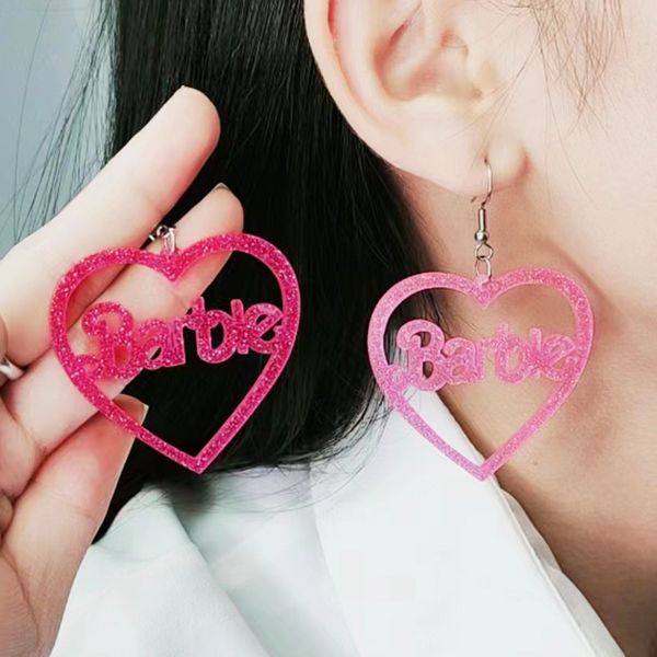 Barbie alla moda Orecchini pendenti con lettera pendenti Kawaii Anime Pink Glitter Love Hollow Acrilico Cuore Orecchini con ciondolo Ragazze Cartoon Cosplay Accessori gioielli Regali