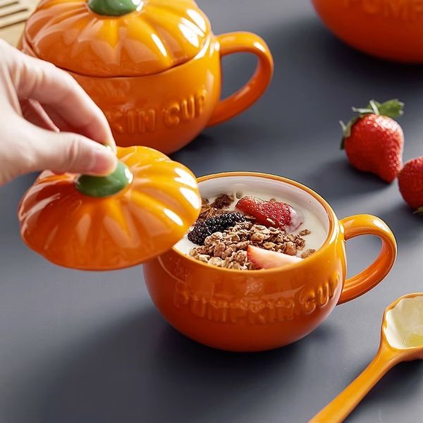 Tazze 300 450ML Tazza in ceramica a forma di zucca di Halloween con cucchiaio Tazza da zuppa Kawaii Coperchio Farina d'avena Acqua creativa 230923