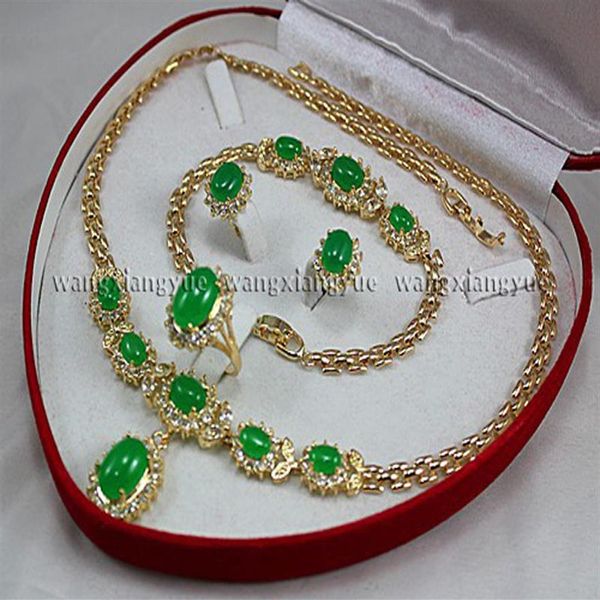 Set regalo con collana e orecchini con bracciale a maglie intarsiato in giada verde naturale217O