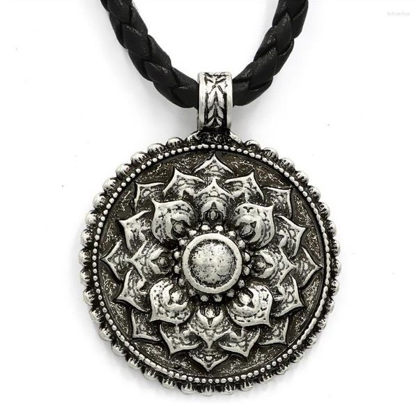 Anhänger Halsketten Exquisite Metall geschnitzte religiöse Mandala Lotus Muster Runde Amulett Schmuck Halskette