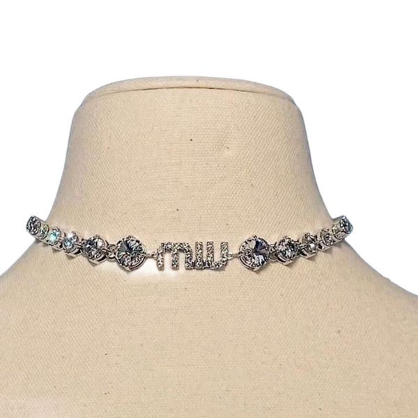 M Nuova collana con strass a lettera grande Miumius Designer Luxury Fashion Stile femminile M Catena con colletto in argento di lusso leggero a catena in ottone con piccola fragranza