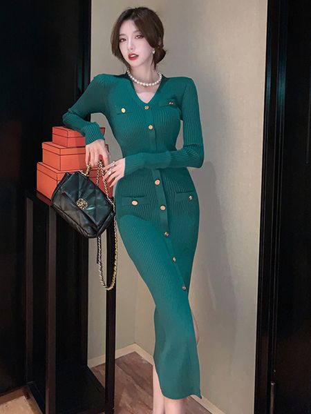 Grundlegende Freizeitkleider 2024 A Liner Green Neue Herbst-Damen-High-End-Grün-Schwarz-Strickpullover-Kleid Sexy V-Ausschnitt Temperament Schlanke einreihige lange Kleider