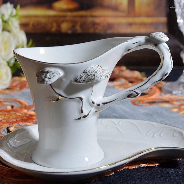 Tazze Tazza da caffè in porcellana bianca con bordo oro con piattino Elegante tazza da tè pomeridiano Tazze nere europee