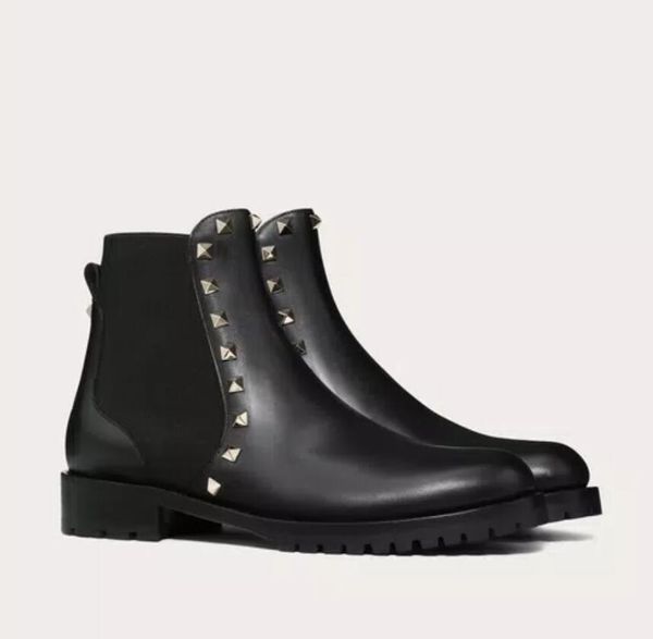 23s Bota Designer de Luxo Mulher Salto Curto Martens Booty Ankle Boot Botas de Couro Preto Studded Designer 20mm Salto Baixo Rodada Toe Plataforma de Sola de Borracha com Caixa 35-43