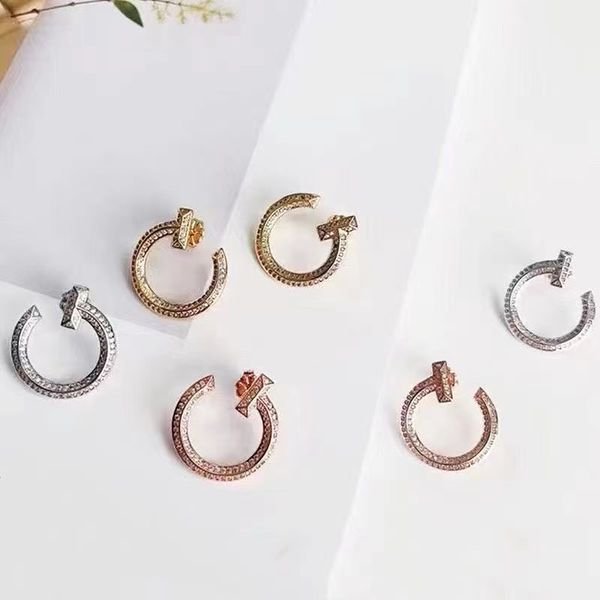 Pas fané Top qualité en acier inoxydable Designer Stud creux T lettre or Sier Rose couleurs simples boucles d'oreilles pour les femmes fête fiançailles cerceau en gros