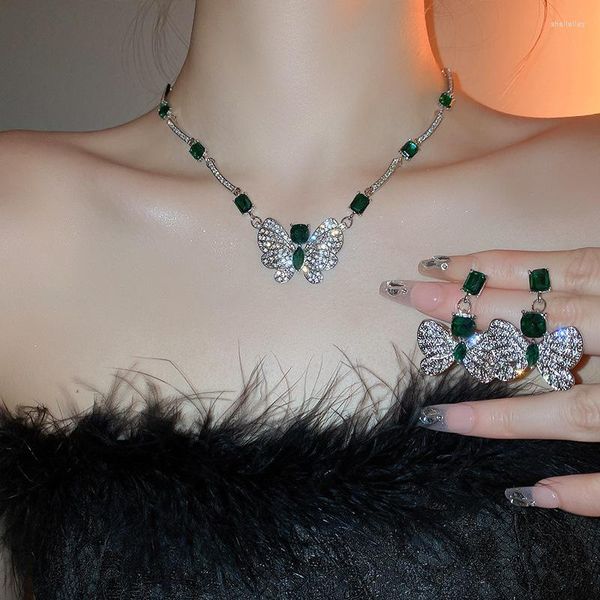 Collana di orecchini con set di gioielli vintage con pietra abbagliante di colore verde, design con ciondolo a forma di farfalla, girocollo di lusso disponibile