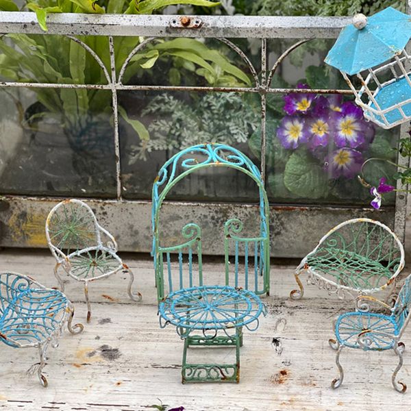 Oggetti decorativi Figurine Mini Decorazione della casa Artigianato Giardino Tavolo in ferro Sedia Porta Casa delle bambole Fiaba Accessori da giardino Piccoli mobili Decorazione 230925