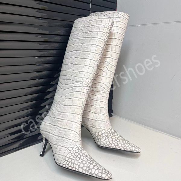 Tasarımcı Akne bayanlar beyaz diz yüksek botları podyum moda yüksek topuk modern botlar sivri ayak parmağı kış botları saf renk timsah desen seksi zarif kadın ayakkabı