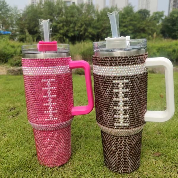 Copo de strass de 40 onças com alça Rugby Bling Crystal Shimmer Copo de aço inoxidável de grande capacidade Caneca de cerveja isolada Caneca de viagem Caneca de café de viagem para DIY