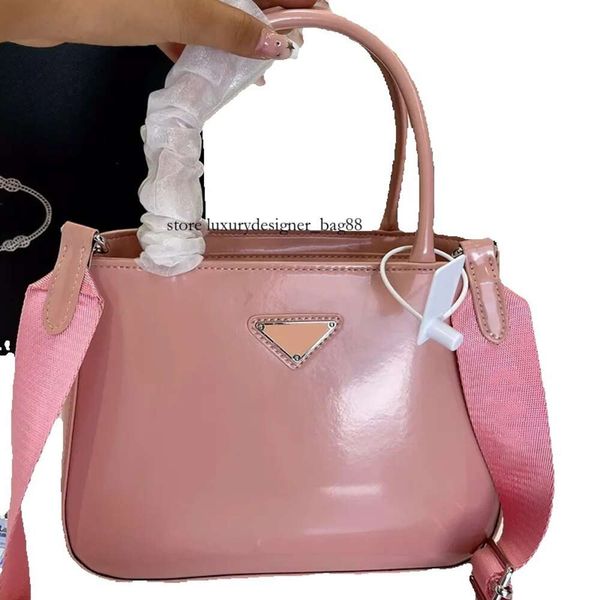 2023 Designer-Tasche Damen-Einkaufstasche Helle Ledertasche Dreieck-Abzeichen-Einkaufstasche Erhältlich als Schulter- oder Umhängetasche 02